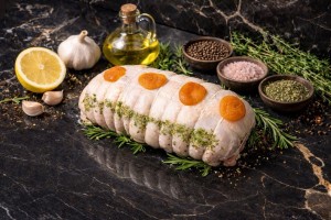 Rôti de poulet farci aux abricots